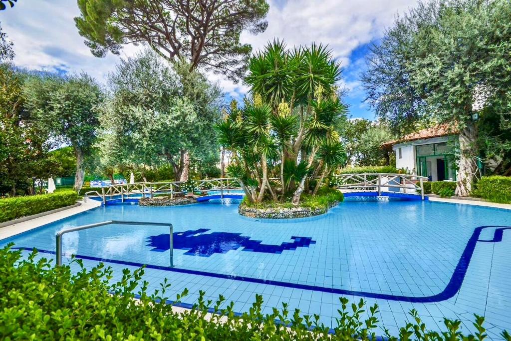 ein großer Pool mit blauem Wasser und Bäumen in der Unterkunft Casa Valentina in Sorrent