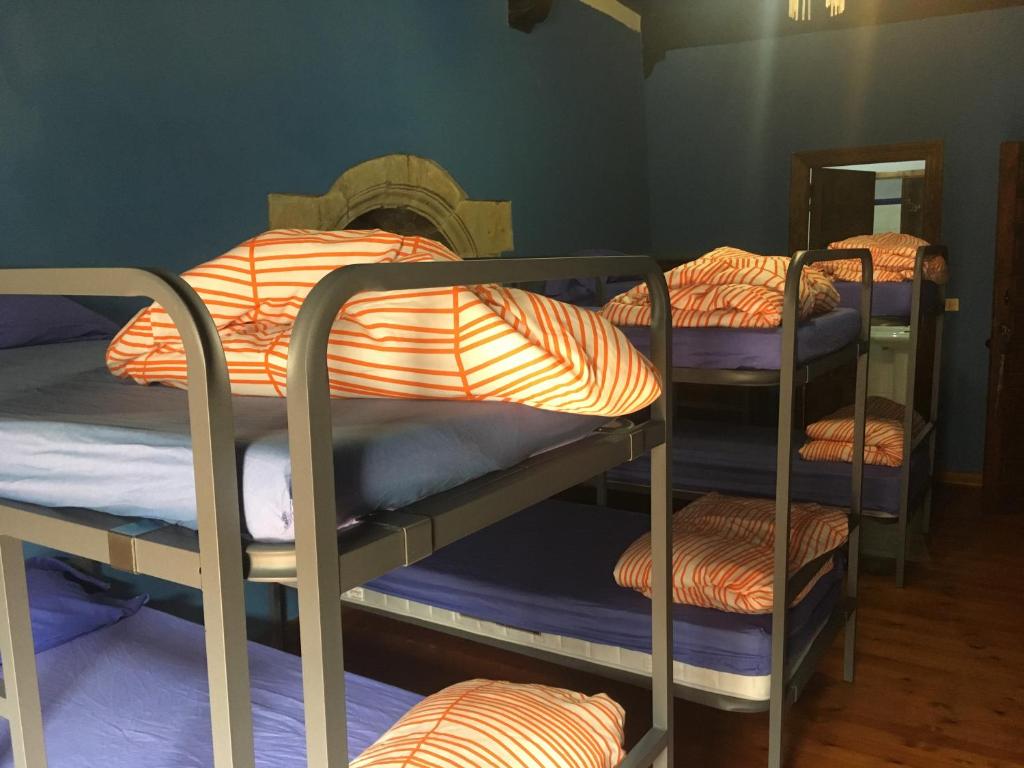 Двухъярусная кровать или двухъярусные кровати в номере Albergue Gándara