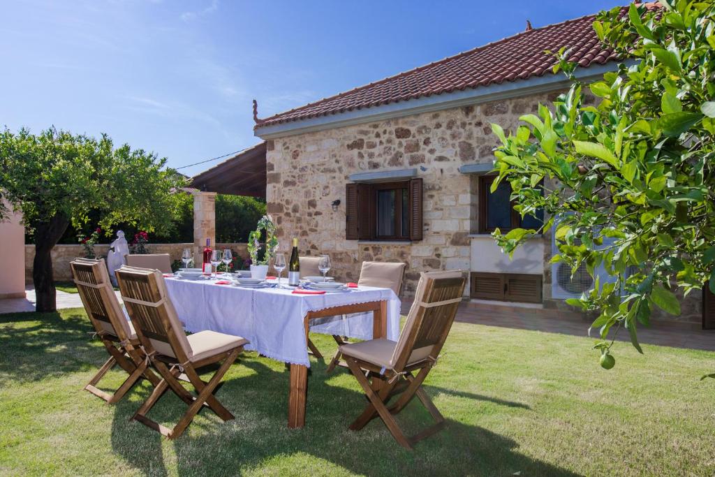 A garden outside Villa Anerocurù by Chania city