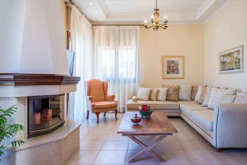 A seating area at Villa Anerocurù by Chania city