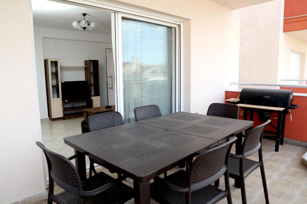 Sinanis Family Apartments - 16