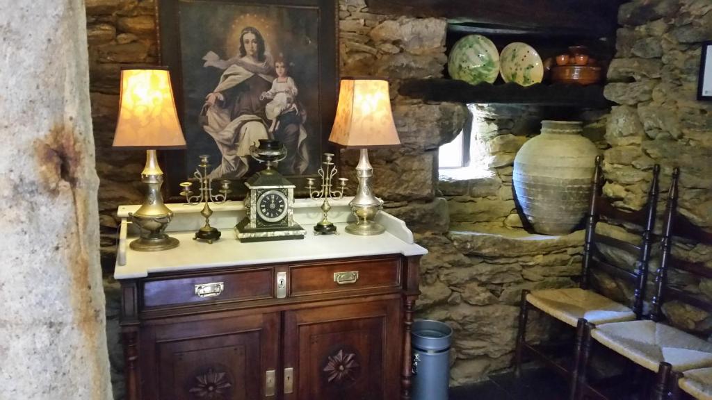 a room with two lamps on a wooden cabinet at Mercadoiro in Laje
