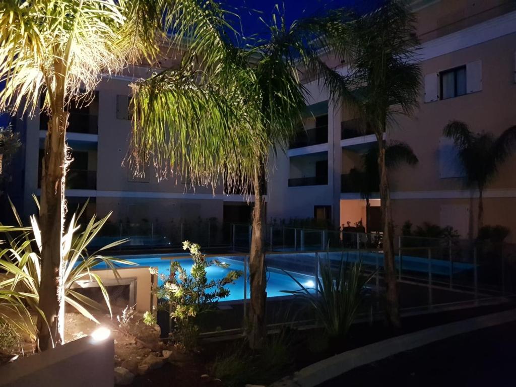 un hôtel avec piscine la nuit dans l'établissement Secret Garden, à Cannes
