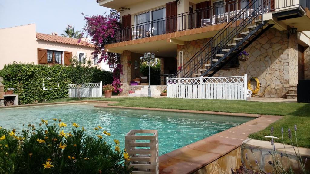 a swimming pool in front of a house at Sunny Holiday Home in Creixell