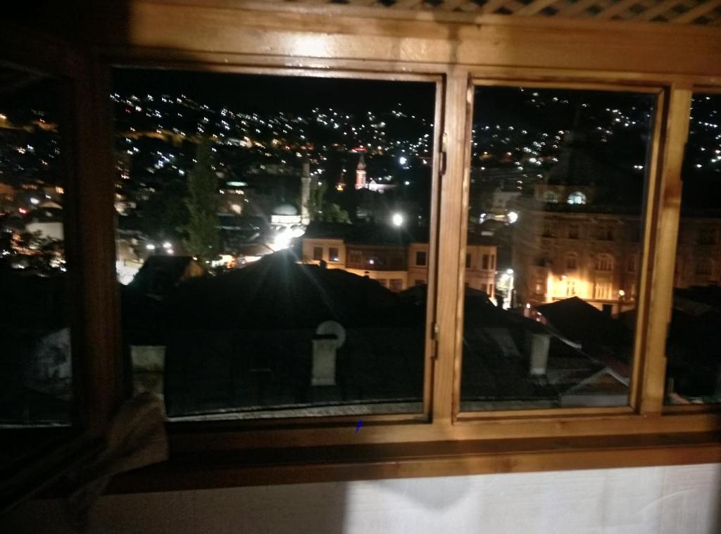 Nespecifikovaný výhled na destinaci Sarajevo nebo výhled na město při pohledu z penzionu