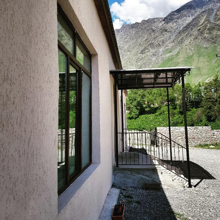 Nespecifikovaný výhled na hory nebo výhled na hory při pohledu z hotelu