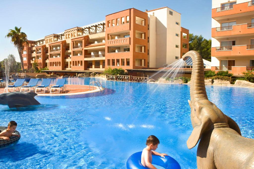 Bazén v ubytovaní H10 Mediterranean Village alebo v jeho blízkosti