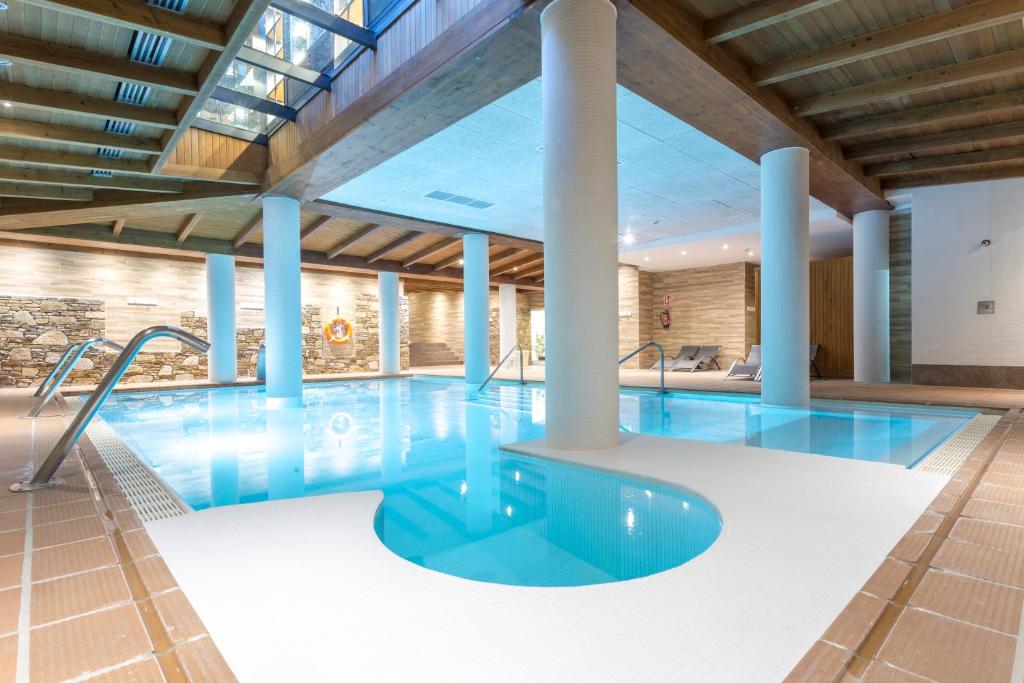 カニーリョにあるHotel Roc Melerの大型スイミングプール(青い水)