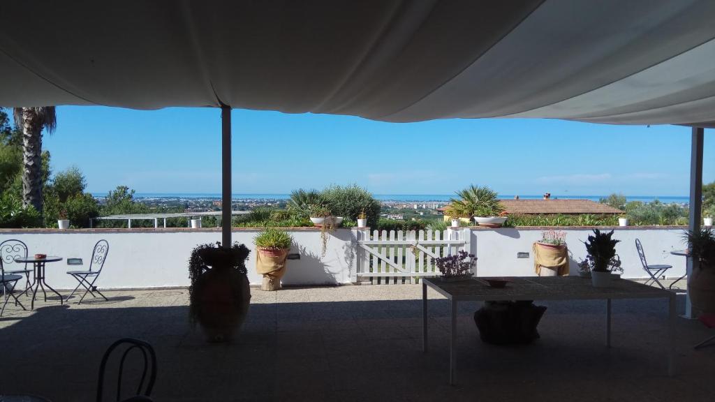 a view of a patio with a table and potted plants at La dimora dei 5 sensi in Faiano