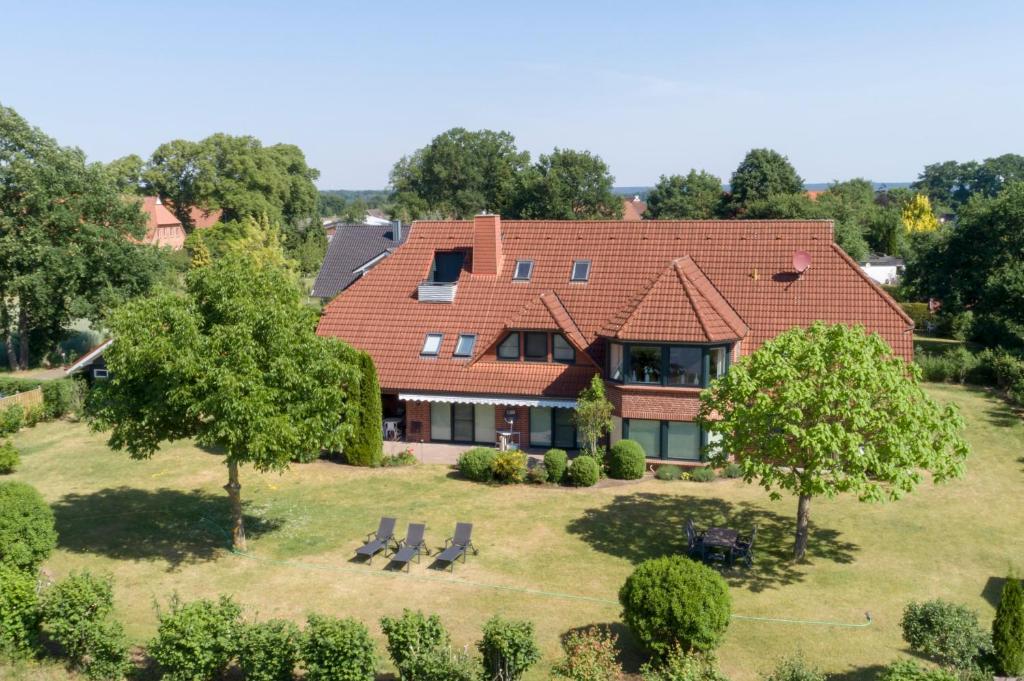 z góry widok na dom z dachem w obiekcie Pension Heuer w mieście Brietlingen