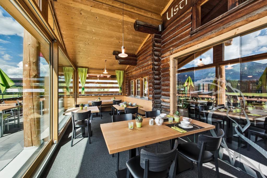 Nespecifikovaný výhled na hory nebo výhled na hory při pohledu z hotelu