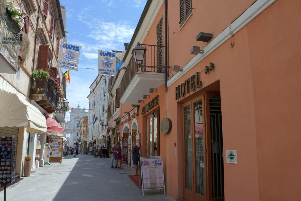 una calle en una ciudad con gente caminando por ella en Hotel Loreto, en Loreto