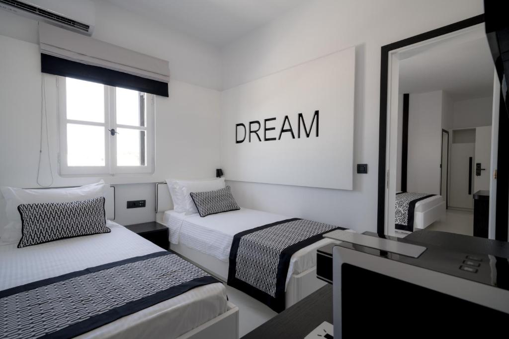 Postel nebo postele na pokoji v ubytování Divelia Hotel