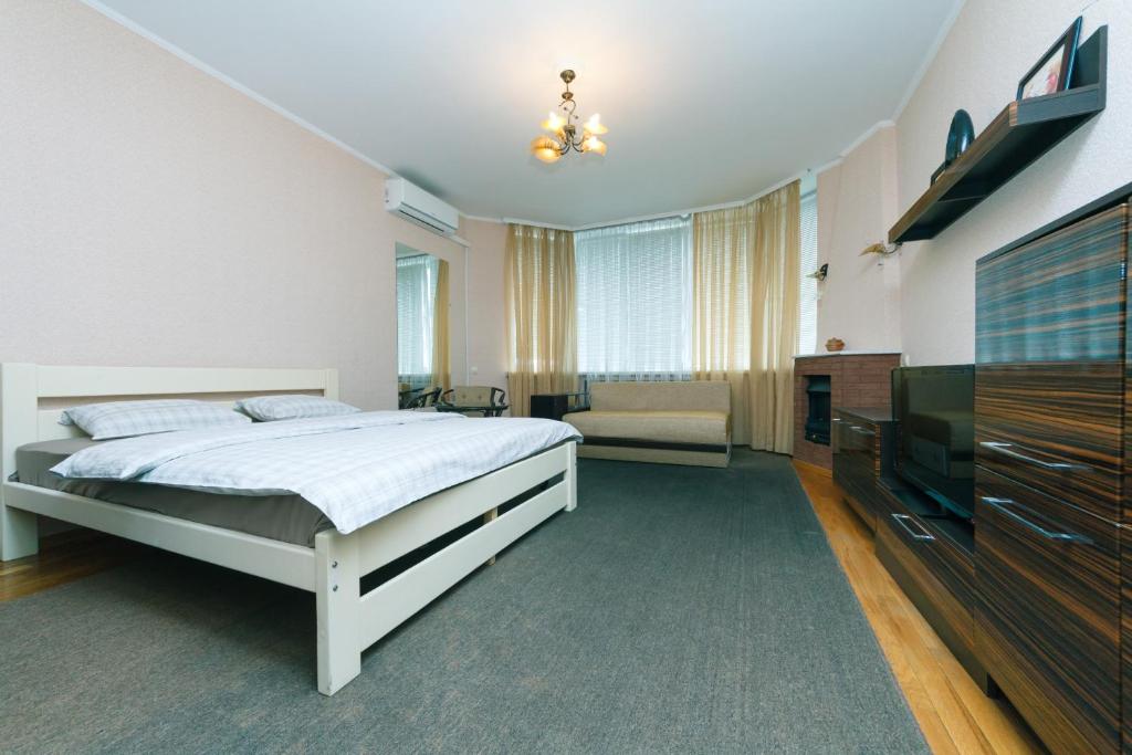 A bed or beds in a room at Apartment Poznyaky-Bazhana