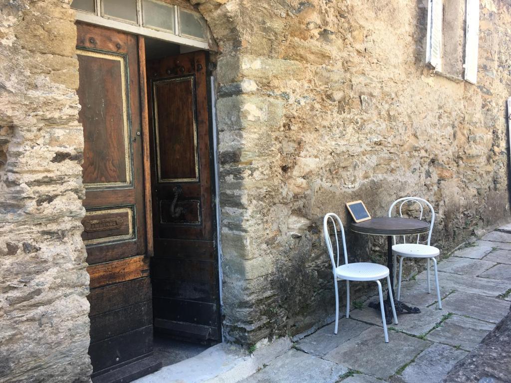a table and two chairs sitting next to a building at Appartement 2 chambres A Casa De Giovanni à Pietra-di-Verde en Haute-Corse in Pietra-di-Verde