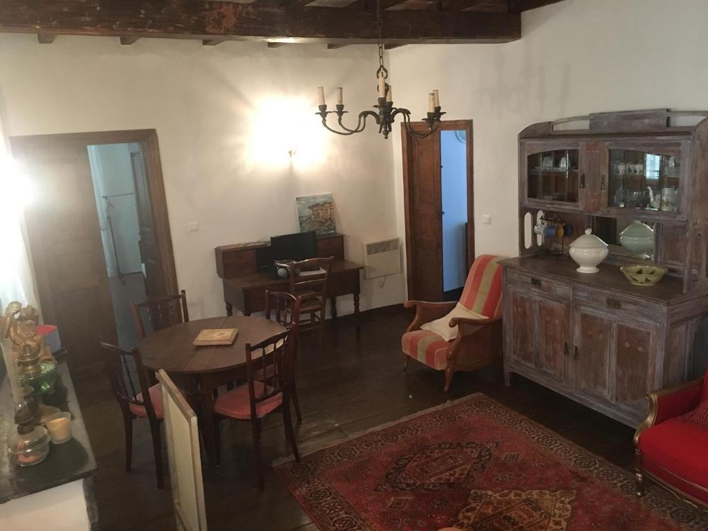 a living room with a table and a dining room at Appartement 2 chambres A Casa De Giovanni à Pietra-di-Verde en Haute-Corse in Pietra-di-Verde