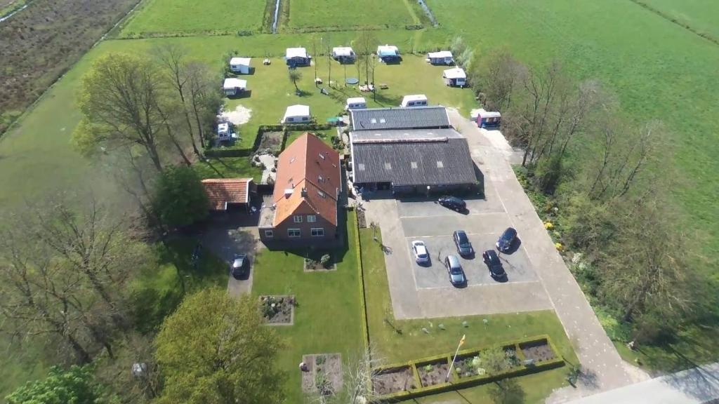 an aerial view of a house with a parking lot at De Stadsgaten in Rouveen
