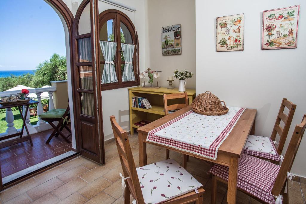 Balkón nebo terasa v ubytování Amboula Beach Apartments