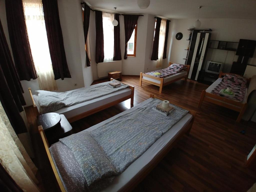 uma sala de estar com duas camas e um sofá em Guesthouse Ljubicica em Sarajevo
