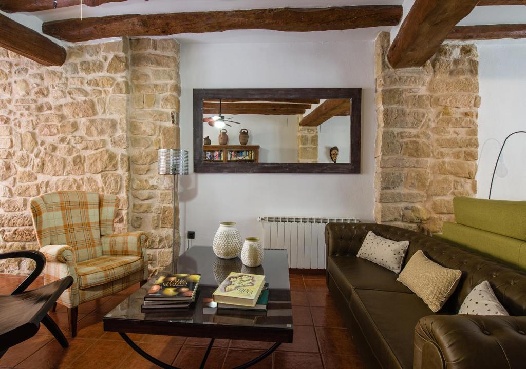 a living room with a couch and a table at Cal Tomas, Ecoturisme Terra Alta in Bot