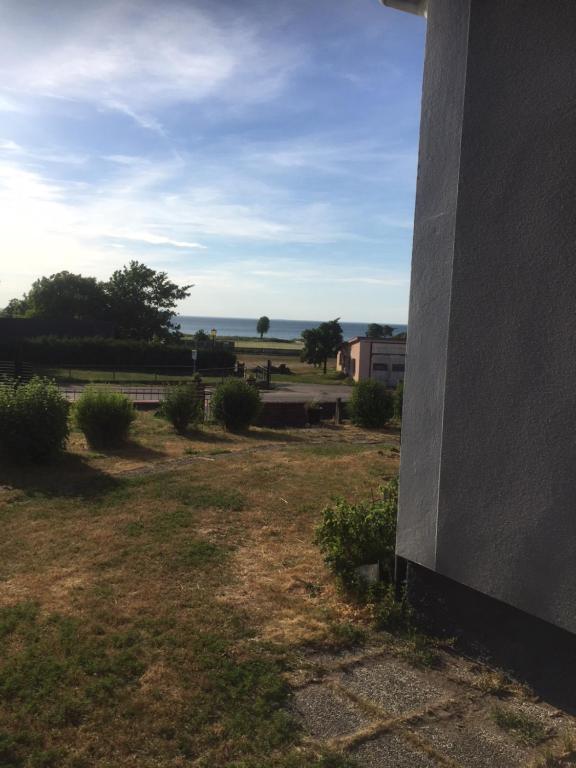 una vista de un campo desde el lateral de un edificio en Farbror Alfreds Sjöutsikt en Köpingsvik