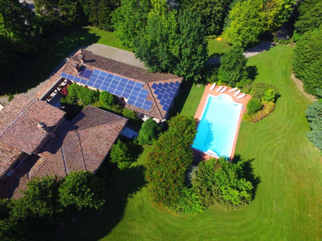 an aerial view of a house with a swimming pool at B&B Villa Valchero in Carpaneto Piacentino