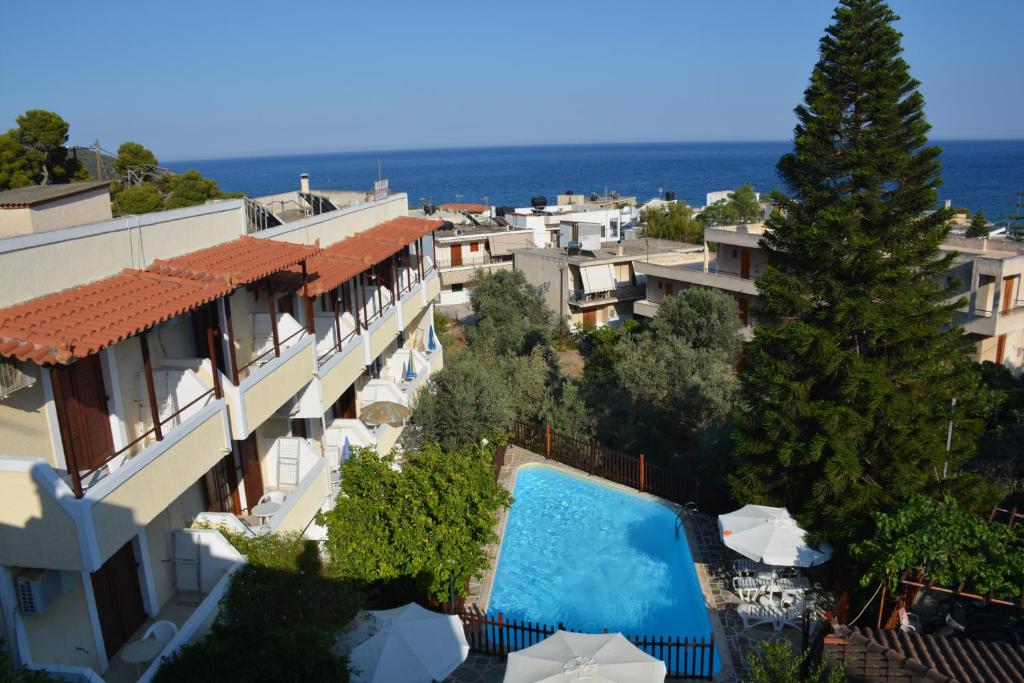 een luchtzicht op een gebouw met een zwembad bij Voula Apartments in Agia Marina Aegina