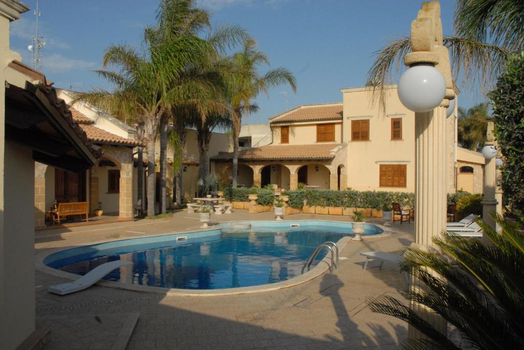 una piscina en el patio de una casa en Suite Margarita, en Mazara del Vallo