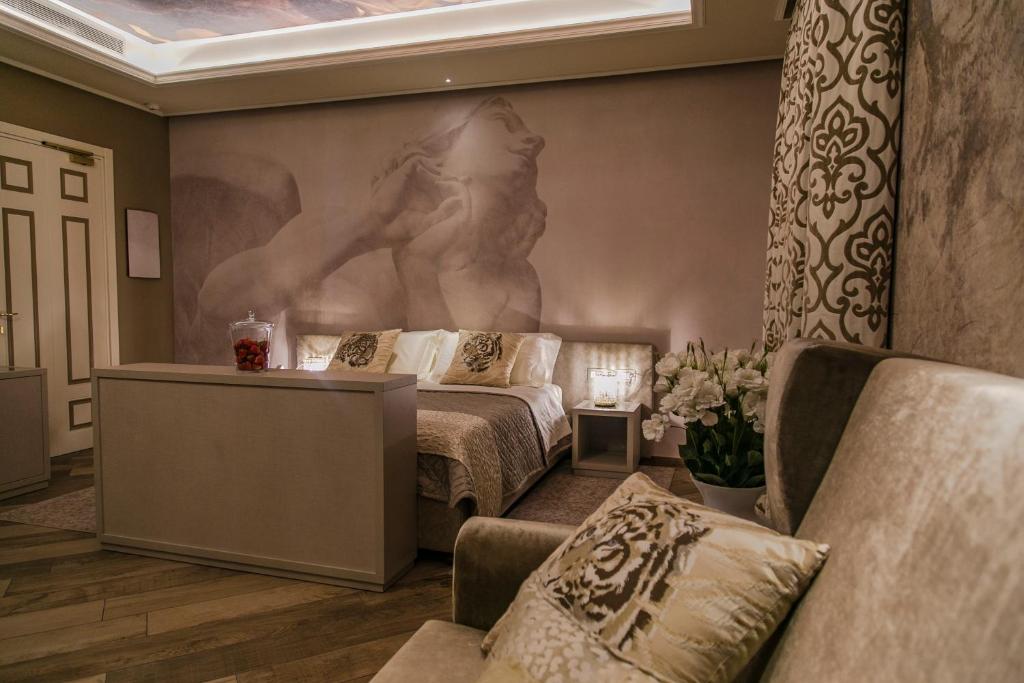 a bedroom with a bed and a painting on the wall at Hotel Villa Pascucci in Durrës