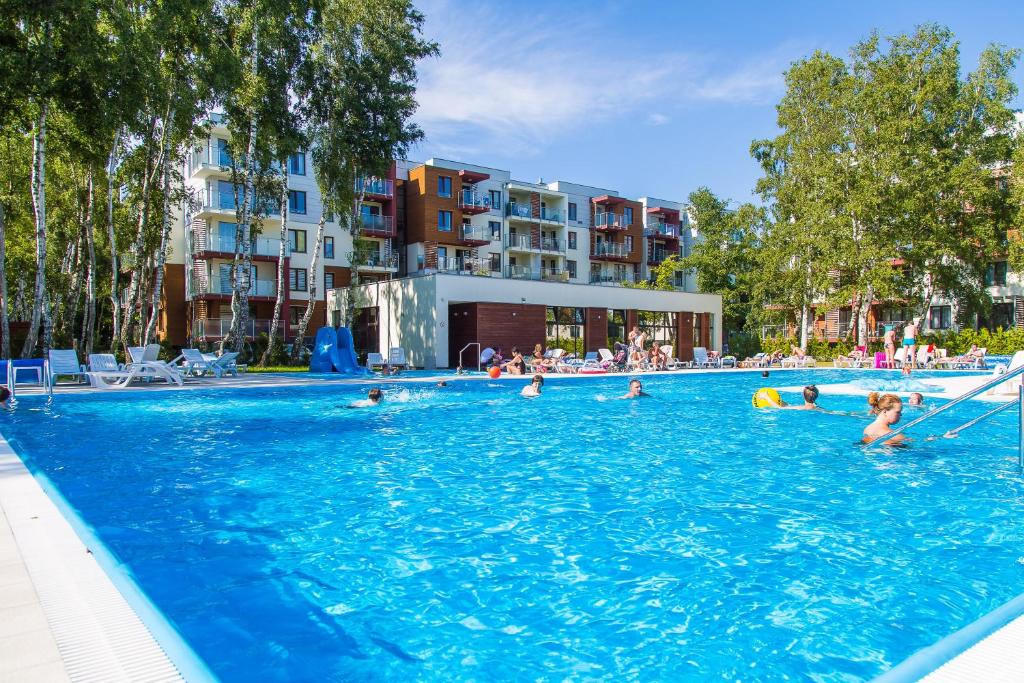 un grupo de personas nadando en una piscina en Apartamenty Polanki - visitopl, en Kołobrzeg