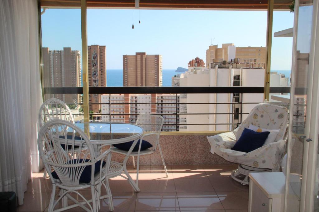 balcón con mesa, sillas y vistas a la ciudad en Acuarium, en Benidorm