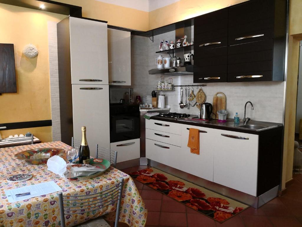 Кухня или кухненски бокс в La Loggia