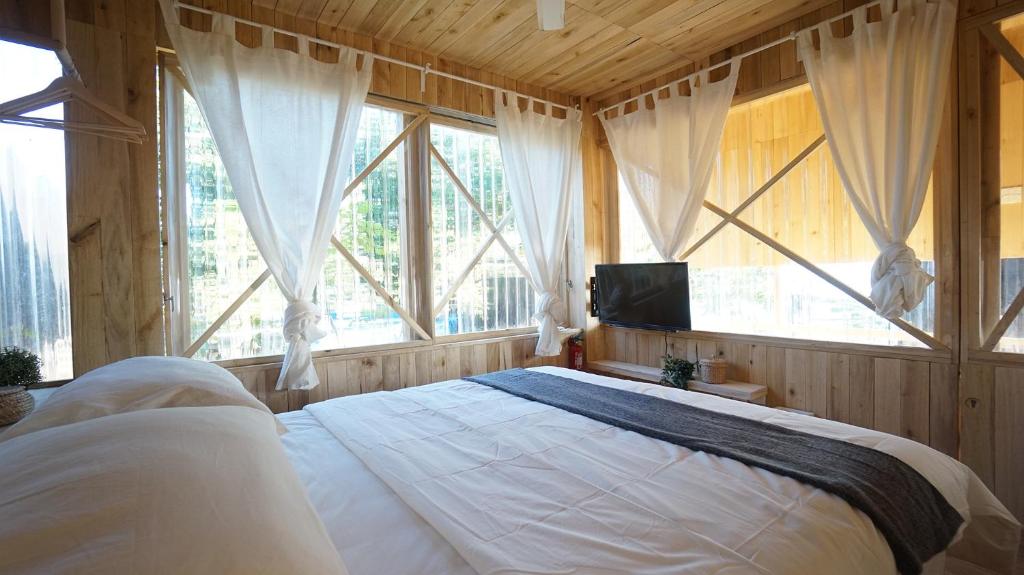 Een bed of bedden in een kamer bij Kiyakabin