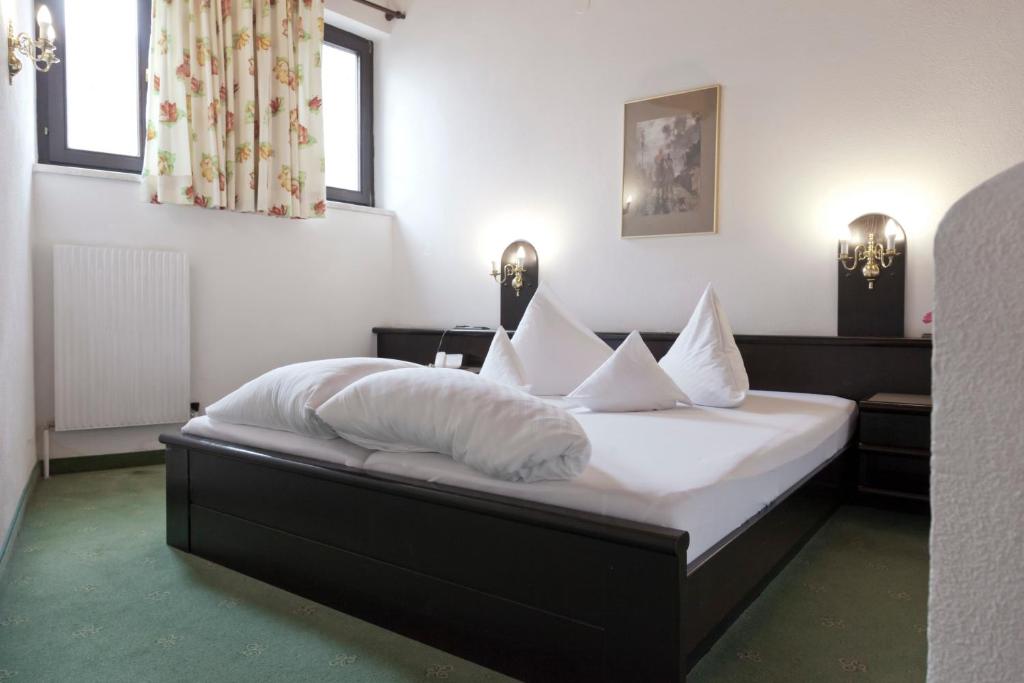 Posteľ alebo postele v izbe v ubytovaní Hotel Neue Burg