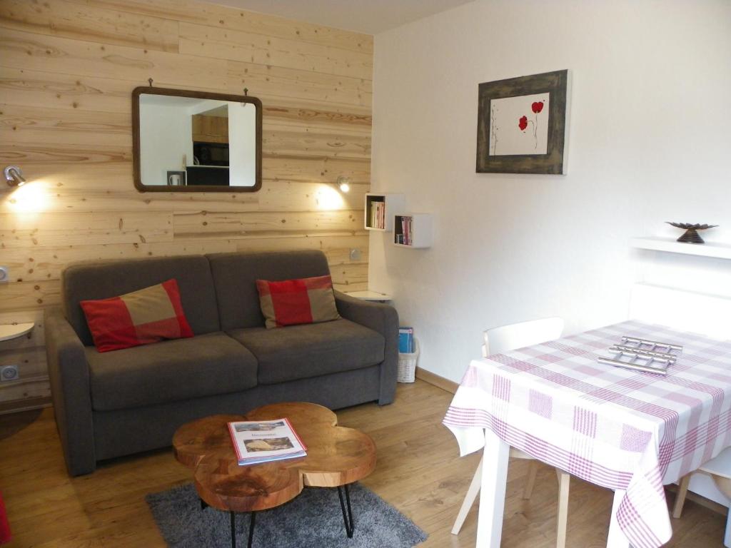 uma sala de estar com um sofá e uma mesa em Serre Chevalier Studio l'ETAP' au pied des pistes em La Salle Les Alpes