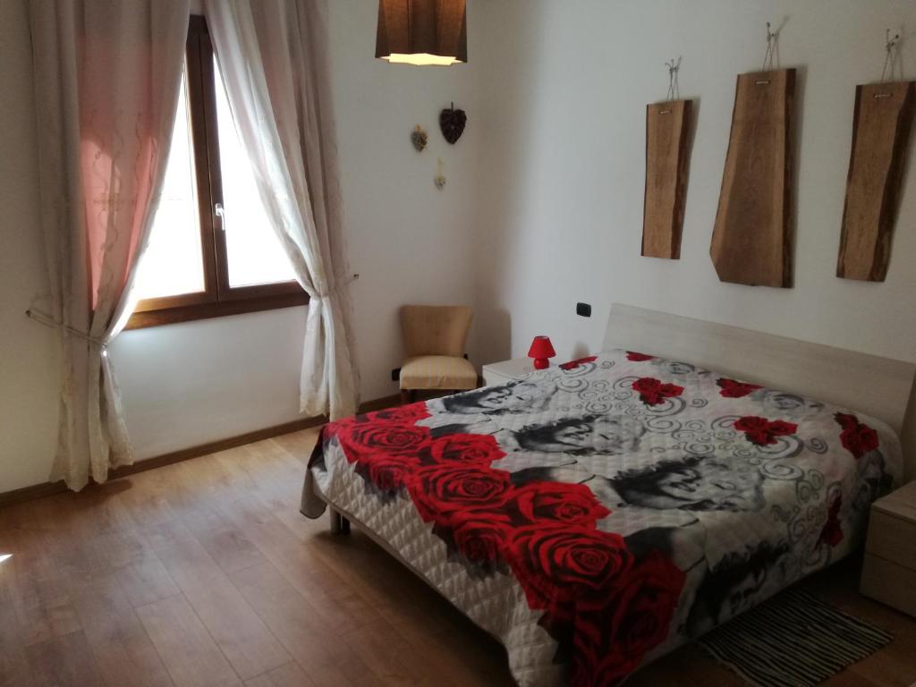 Un dormitorio con una cama con rosas rojas. en Domus Quietis en Venecia