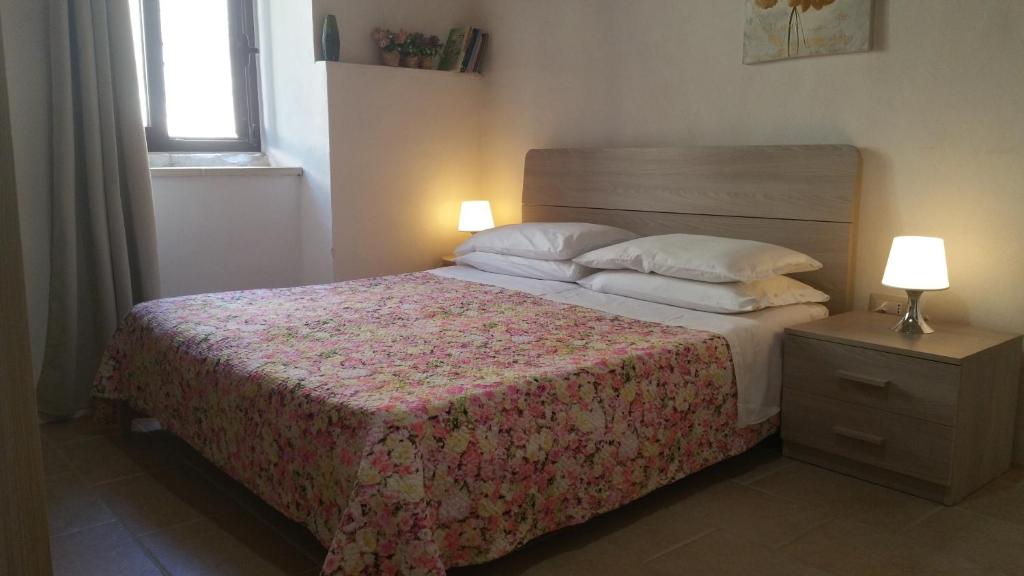 En eller flere senger på et rom på La Dimora del Borgo