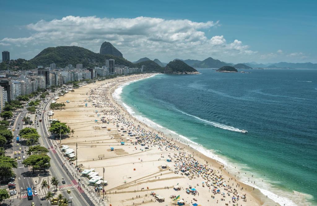 uma vista aérea de uma praia com pessoas nela em LADO DO METRÔ COPA 4 quartos no Rio de Janeiro