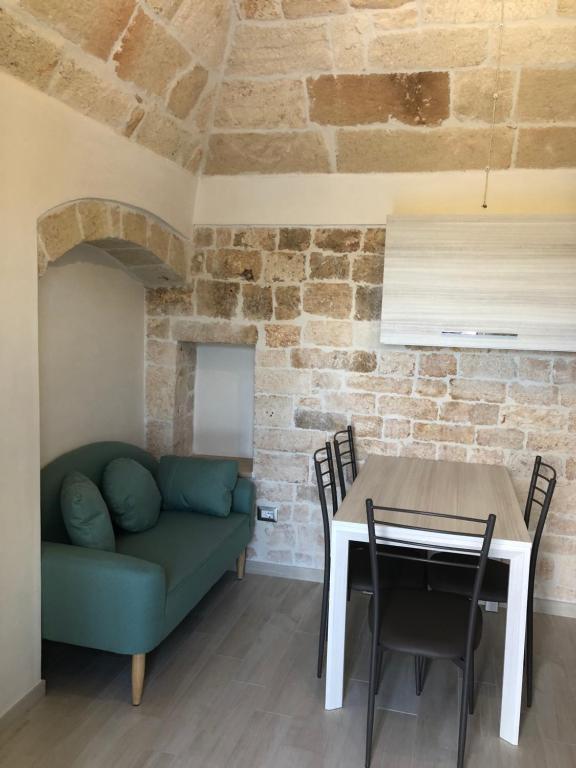 salon z kanapą i stołem w obiekcie Casa Profumi di Puglia w mieście Castellana Grotte