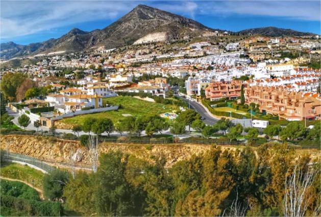 miasto na wzgórzu z górą w tle w obiekcie CALAMORRO views w mieście Benalmádena