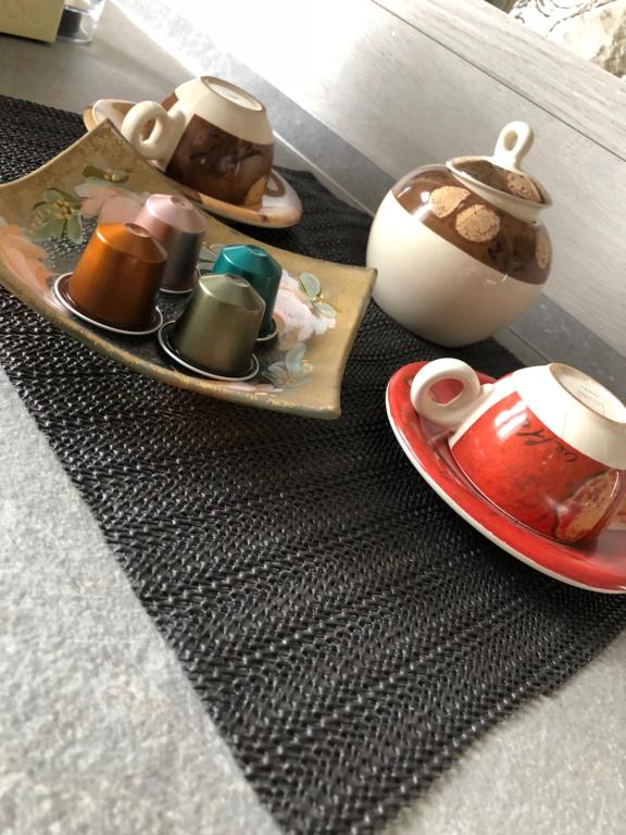 カッシーノにあるAppartamento in centroのテーブルの上に置かれたお皿とカップ