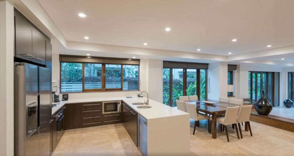 Kuchyň nebo kuchyňský kout v ubytování Luxury Apartments at Temple Resort and Spa Port Douglas