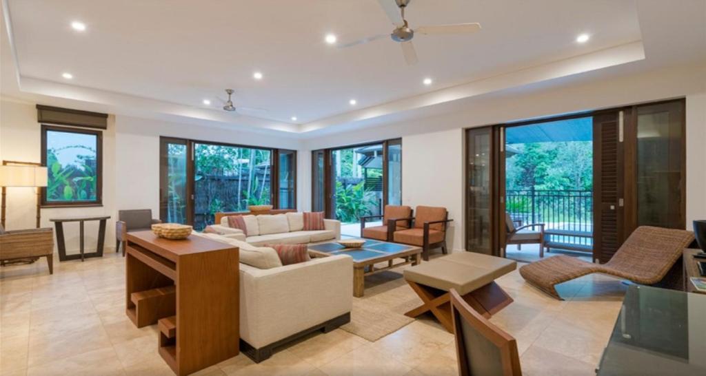 Posezení v ubytování Luxury Apartments at Temple Resort and Spa Port Douglas