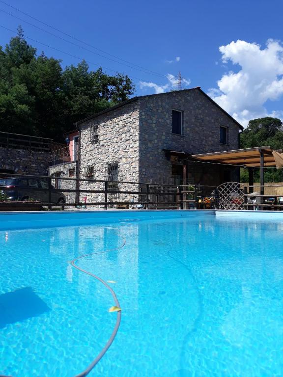 duży basen przed kamiennym budynkiem w obiekcie B&b Il Rustico w mieście Sestri Levante
