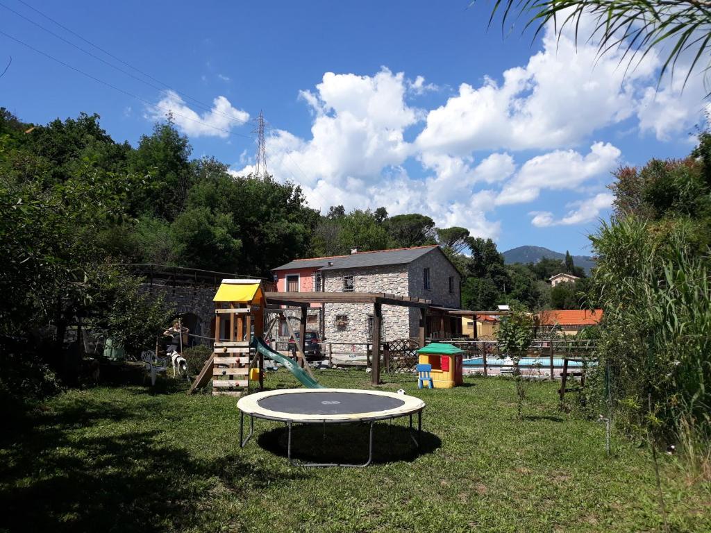 plac zabaw z trampoliną w trawie w obiekcie B&b Il Rustico w mieście Sestri Levante