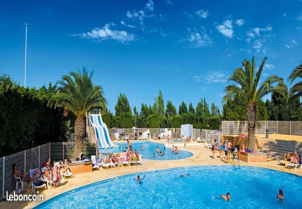 een zwembad in een resort met mensen erin bij Mobile Home tout confort Sarah in Vic-la-Gardiole