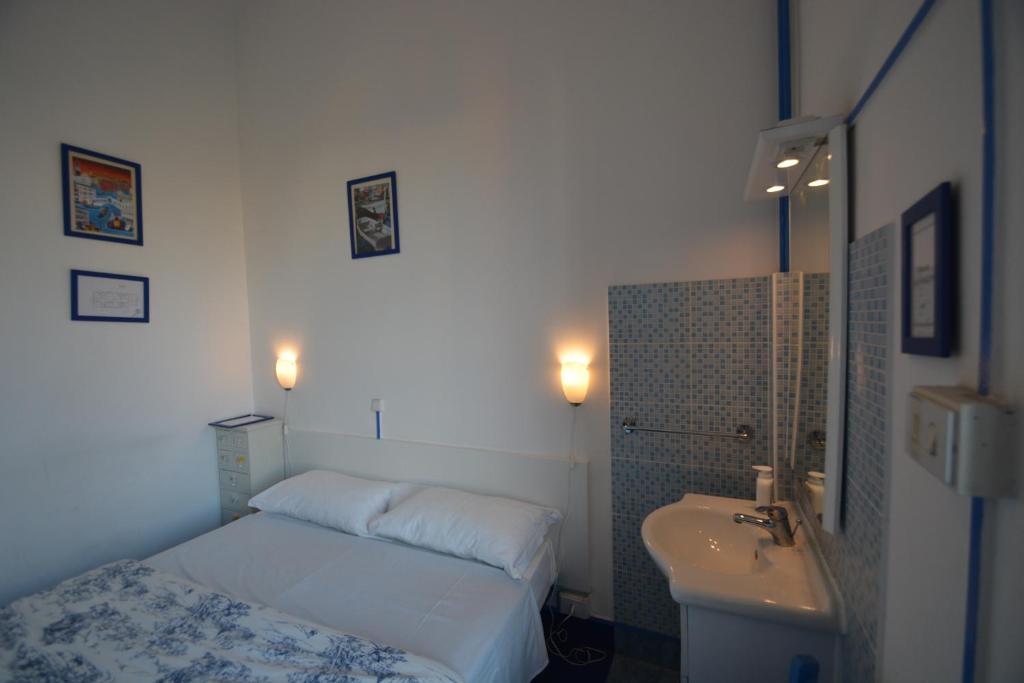 Koupelna v ubytování Olympia Hotel