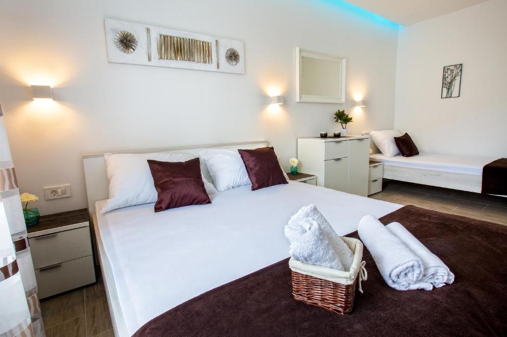 Posteľ alebo postele v izbe v ubytovaní Apartment Nives in the City Center - Free Parking