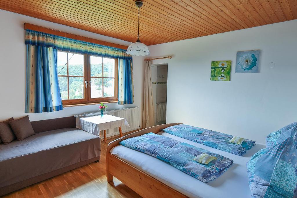 Postel nebo postele na pokoji v ubytování Kräuterhof Miesrigl
