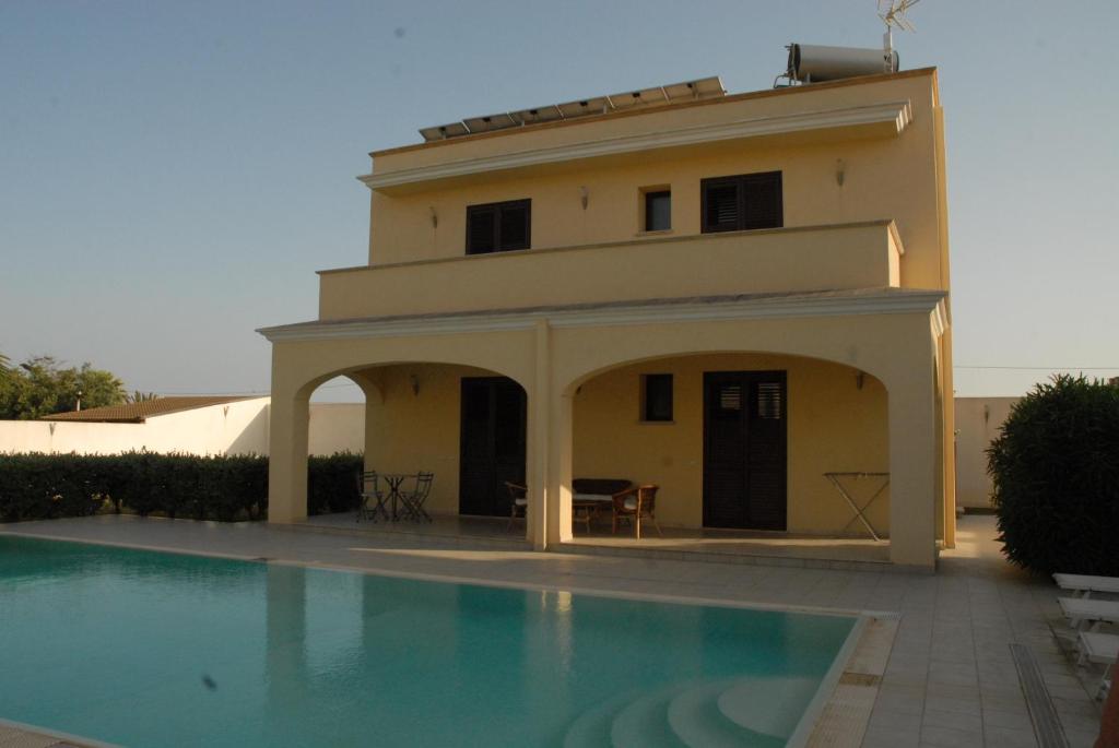 The swimming pool at or close to Oasi Tortuga Residence Piscina e barbecue h24